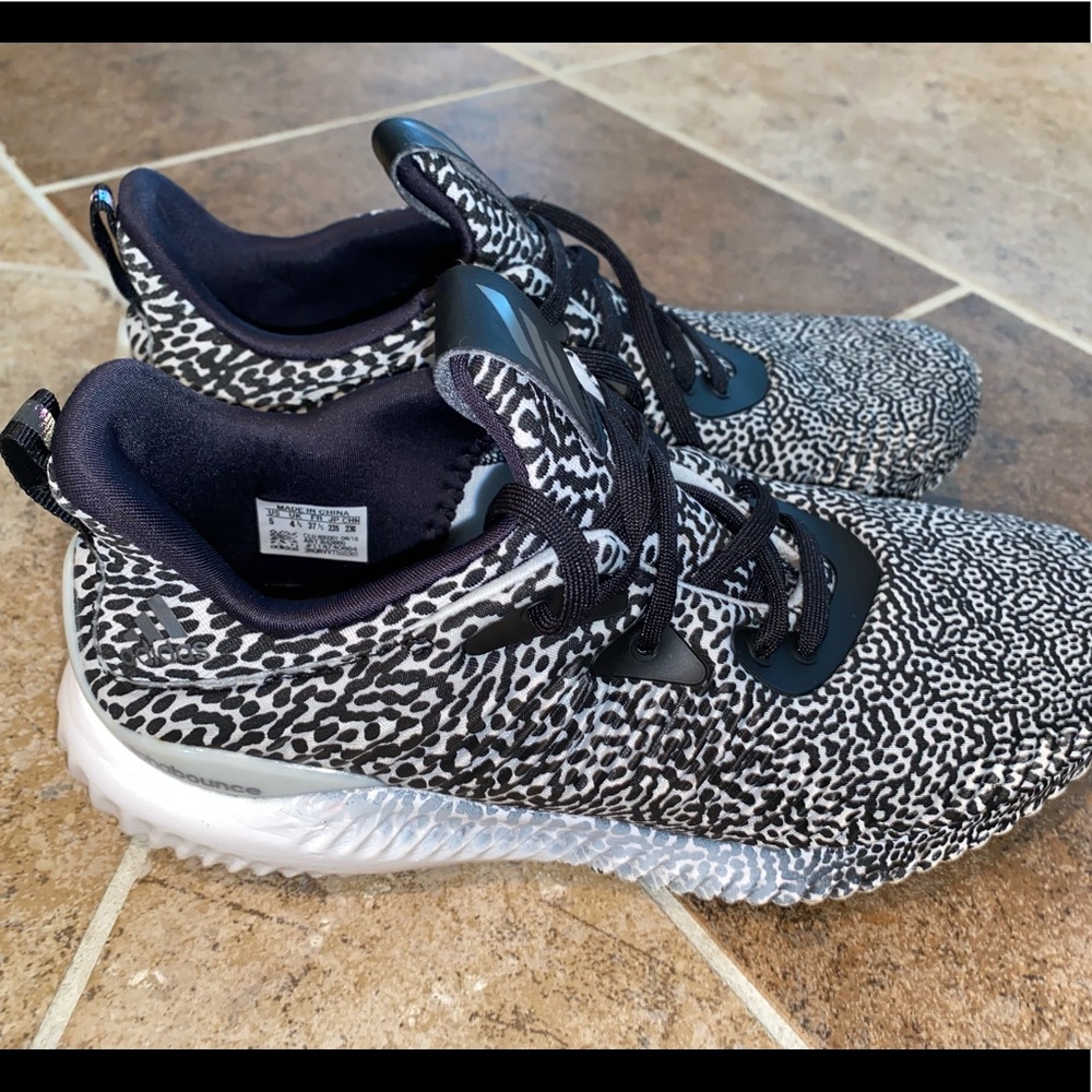 Adidas alpha bounce 5 boys/ Wmns 6.5